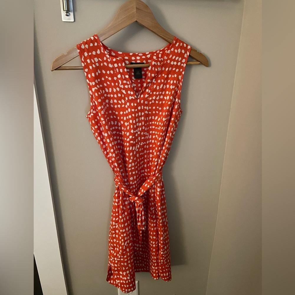 Ann Taylor Sleeveless, Lightweight, V-Neck Dress in Pink & White Pattern in XXSP